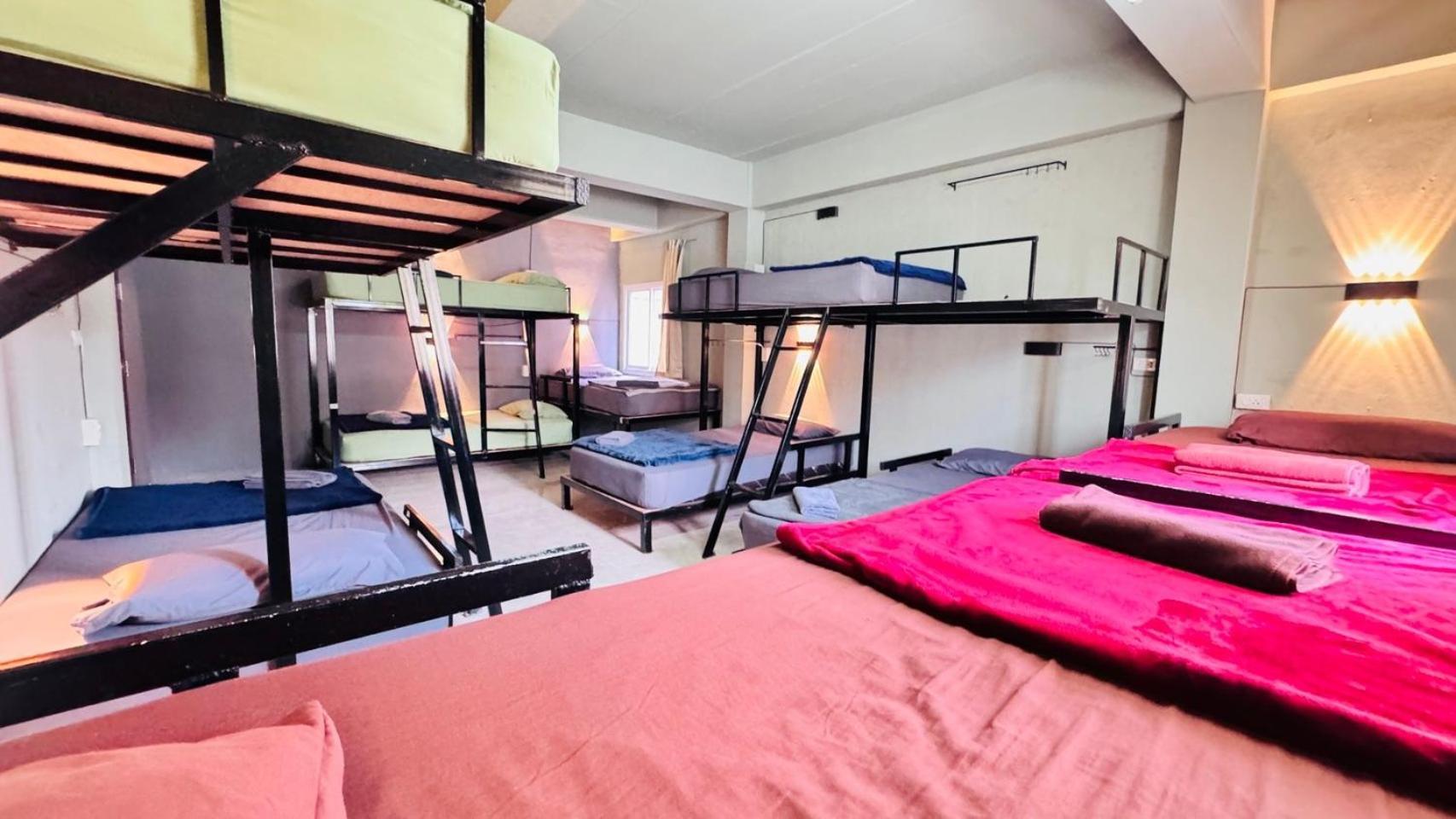 Stay At Moon Hostel Hatrin Kültér fotó