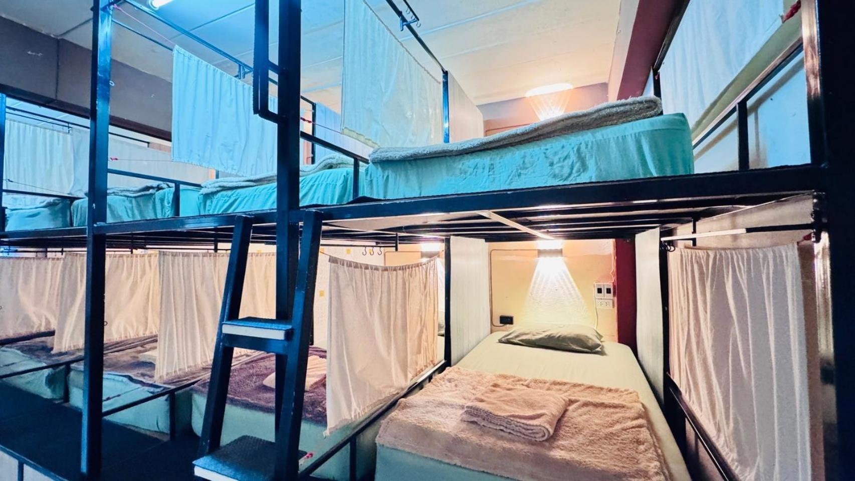 Stay At Moon Hostel Hatrin Kültér fotó