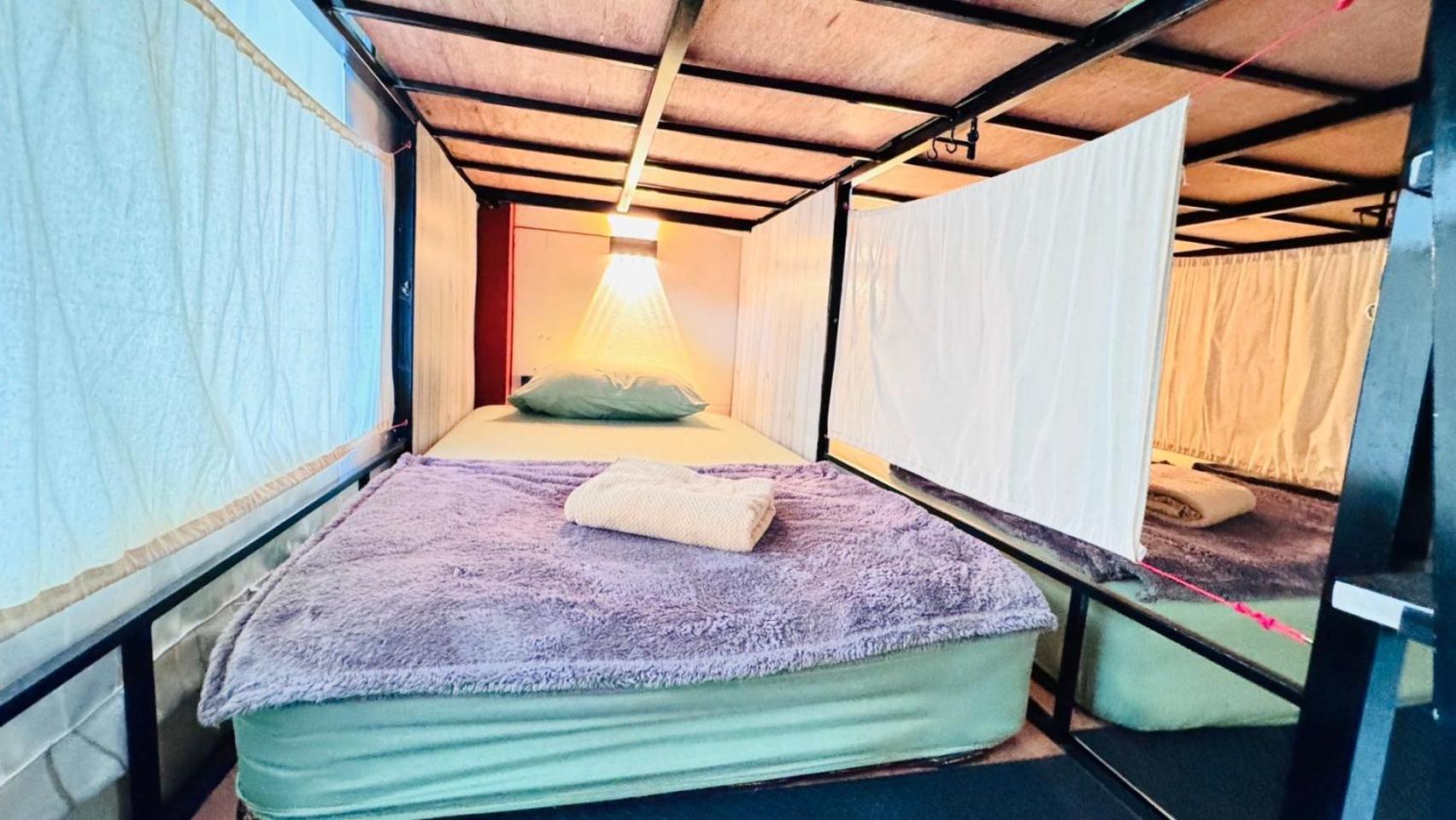 Stay At Moon Hostel Hatrin Kültér fotó