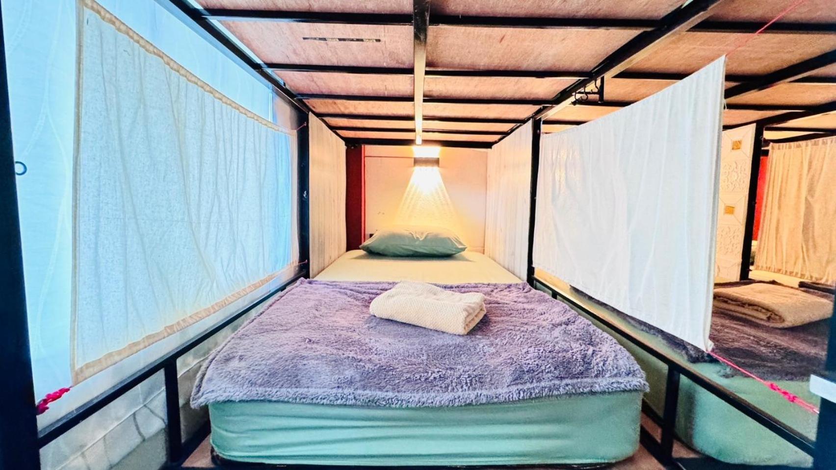 Stay At Moon Hostel Hatrin Kültér fotó